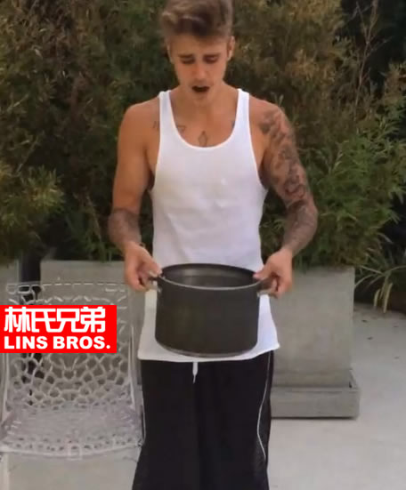 Justin Bieber接受挑战给自己泼盆冰水..粉丝看了心疼..太冰了 (视频)