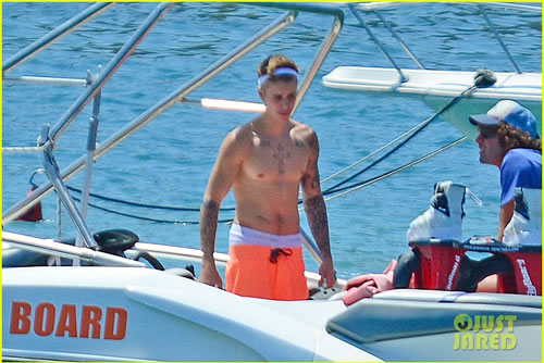 女生福利! Justin Bieber裤子基本掉了露出一大片白色内裤..屁股看得一清两楚 (9张照片)