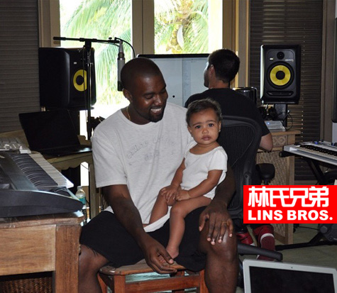 你看! 自豪得不得了! Kanye West把女儿North West带到录音室..他笑得和女儿一样童真 (照片)