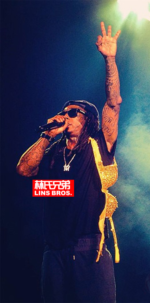 那是什么?! Lil Wayne肩上披着是一件金色女士内衣?..瞬间视觉冲击 (照片)