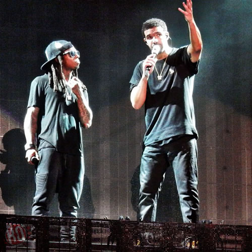 Lil Wayne又落后.. Drake vs. Lil Wayne演唱会现场师徒两人抽同一支大麻 (照片)