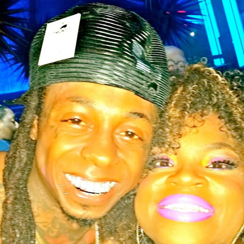 美女! 兄弟! Lil Wayne和好兄弟在LIV夜店Party..和美女拍照Weezy笑成这样 (10张照片)