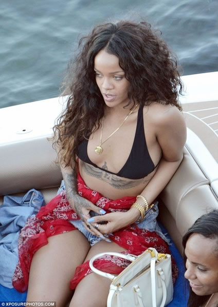 比基尼再现! Rihanna在意大利西西里度假..穿比基尼放松是RiRi的首选 (7张照片)