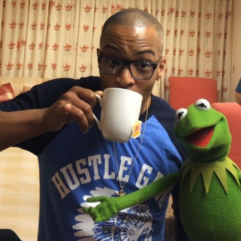 T.I.和青蛙柯密特Kermit The Frog开茶话会 (视频)