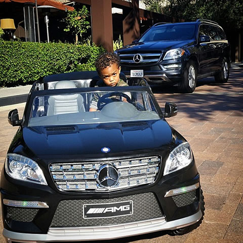 真贴心爸爸! 50 Cent亲自为2岁儿子挑选了一辆迷你奔驰SUV..和爸爸大奔同款 (照片+视频)