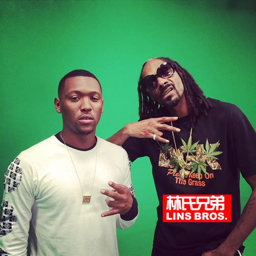 忍者神龟也抽大麻..穿上大麻衣服的Snoop Dogg高兴给壮汉分享手中大麻 (照片)