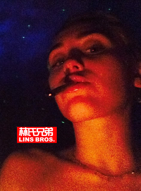 Rihanna可以穿比基尼抽大麻..Miley Cyrus看起来更进一步..赤裸上身抽大麻 (照片)