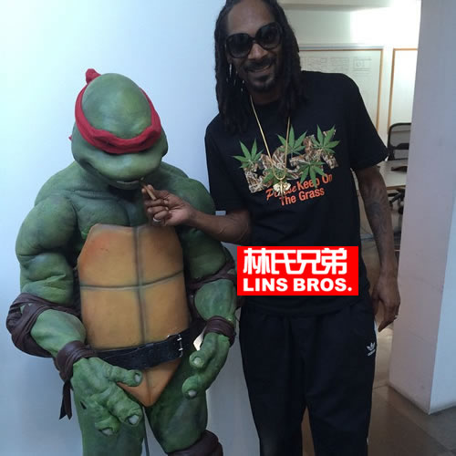 忍者神龟也抽大麻..穿上大麻衣服的Snoop Dogg高兴给壮汉分享手中大麻 (照片)