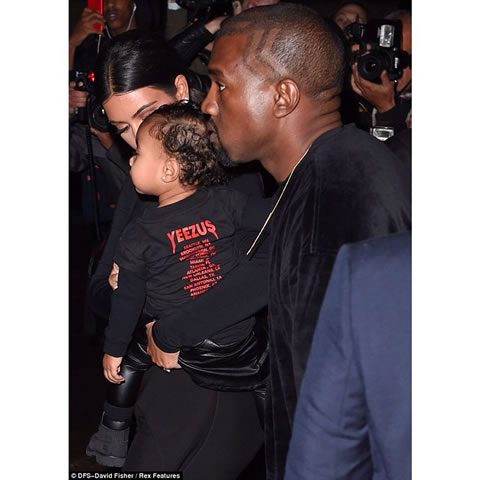非常时尚的North West和爸爸妈妈Kanye West卡戴珊出席巴黎时装周 (7张照片+视频)
