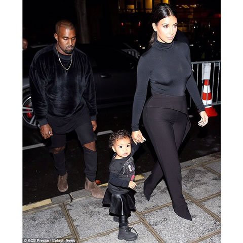 非常时尚的North West和爸爸妈妈Kanye West卡戴珊出席巴黎时装周 (7张照片+视频)