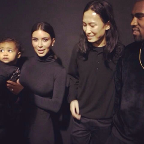 非常时尚的North West和爸爸妈妈Kanye West卡戴珊出席巴黎时装周 (7张照片+视频)