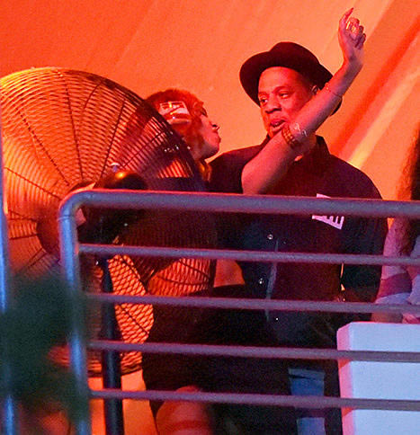 这样私下的亲密是否还有婚姻问题? Jay Z和老婆Beyonce在VIP包房内互相表示爱意 (照片) 