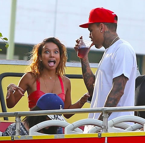 在调侃分手后..Chris Brown与女友Karrueche提醒所有人他们仍然“Drunk In Love” (照片)