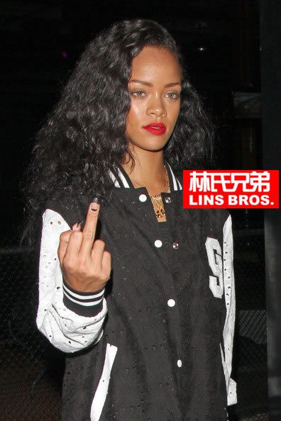 Fuck You!! 愤怒的Rihanna直接粗口大骂CBS电视台作斗争..后者太无耻了..RiRi赢了 (截图)