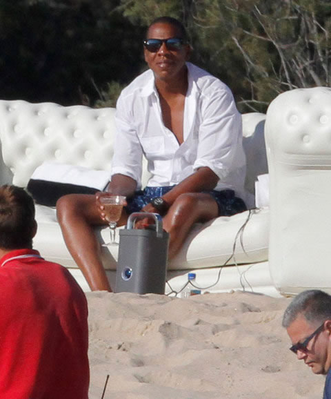 沙滩上也有沙发..这是Jay Z庆祝老婆Beyonce生日规格..Hov还玩起了无桌乒乓球 (11张照片)