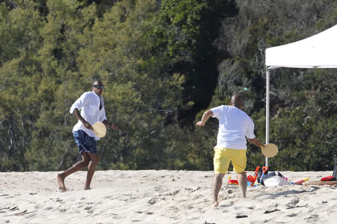 沙滩上也有沙发..这是Jay Z庆祝老婆Beyonce生日规格..Hov还玩起了无桌乒乓球 (11张照片)