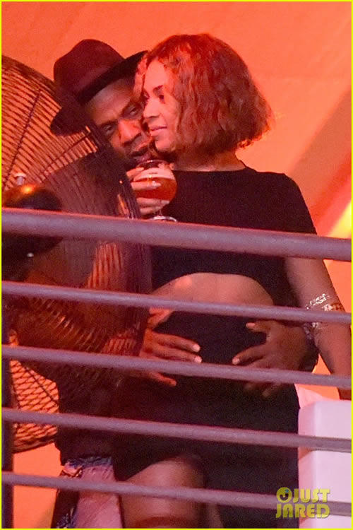 这样私下的亲密是否还有婚姻问题? Jay Z和老婆Beyonce在VIP包房内互相表示爱意 (照片) 