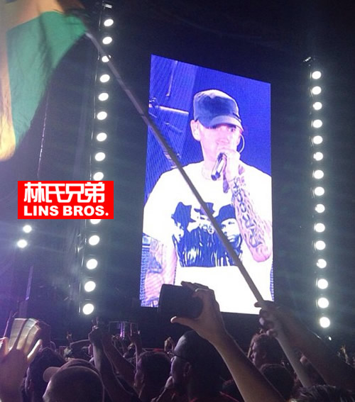 Eminem穿上嘻哈传奇组合Run D.M.C.头像T恤表演Lose Yourself (照片)