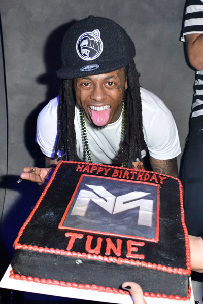 那边在闹离婚..这边Lil Wayne和绯闻女友非常高兴庆祝自己32岁生日..还有好多美女围着 (照片)