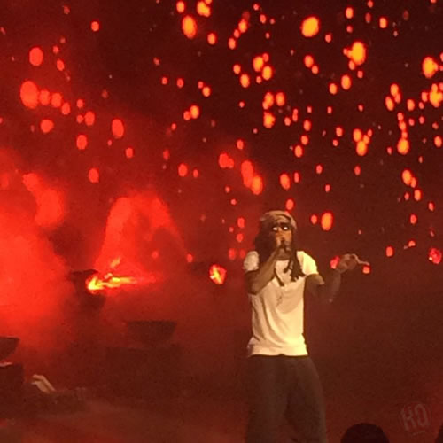 Drake追了一分..Lil Wayne和徒弟在Mountain View举行演唱会 (照片)