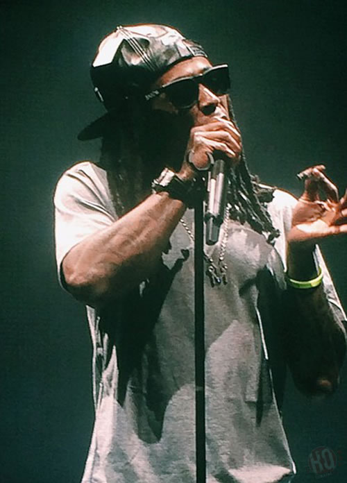 你看到的事实不一定是事实.. 大屏幕中师徒两人Lil Wayne和Drake像是手牵手..其实是.. (照片)