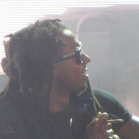 有句话叫“如入无人之境”..Lil Wayne和Drake又在舞台上交换抽大麻就是这样的情况 (照片)