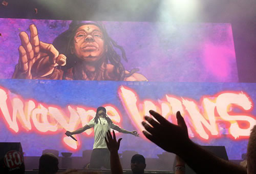 没见过边抽大麻边吃西瓜的! Lil Wayne在夜店罕见吃西瓜..表情笑成这样 (11张照片)