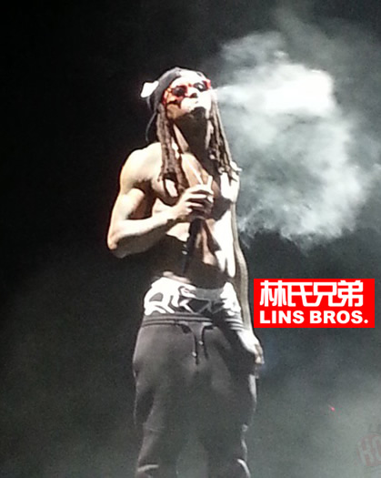 换成Lil Wayne抽大麻烟雾缭绕..每场演唱会必须抽大麻才能算上完整的演出 (照片)