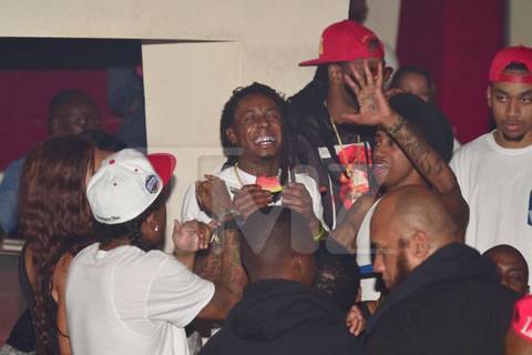 没见过边抽大麻边吃西瓜的! Lil Wayne在夜店罕见吃西瓜..表情笑成这样 (11张照片)