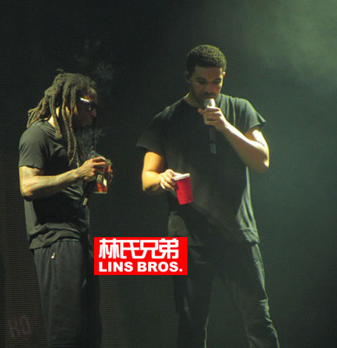 有句话叫“如入无人之境”..Lil Wayne和Drake又在舞台上交换抽大麻就是这样的情况 (照片)