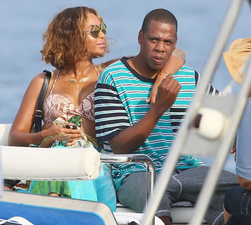 心事重重! Jay Z虽然与老婆Beyonce勾肩..但笑不起来.. (照片)