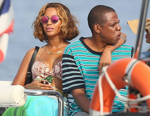 心事重重! Jay Z虽然与老婆Beyonce勾肩..但笑不起来.. (照片)