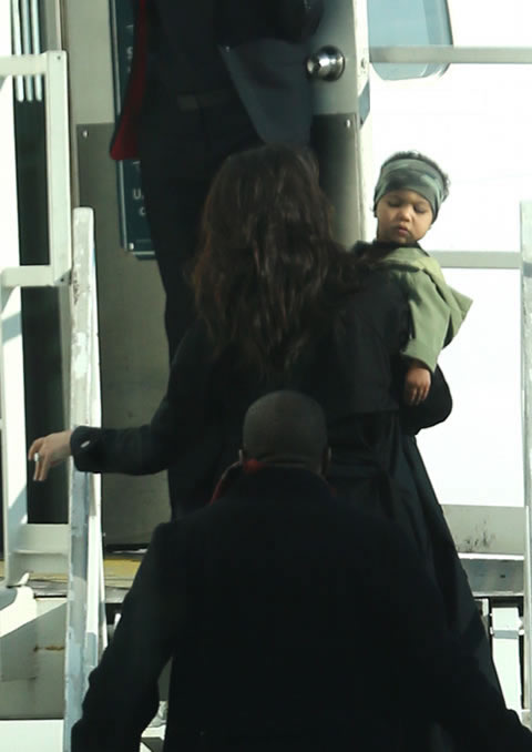 时尚父母的小Baby都已经时尚了..Kanye和卡戴珊为女儿North戴上头巾 (3张照片)