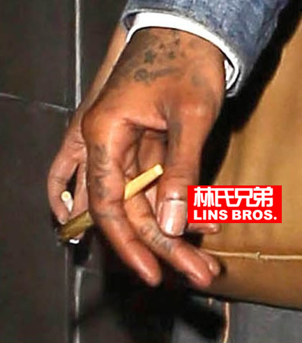 太休闲了! 单身的Wiz Khalifa手上夹着大麻烟大摇大摆地走出夜店..没有什么比这样状态更放松了 (照片)