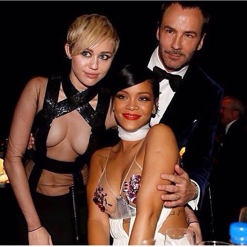 卡戴珊是不喜欢穿内衣..Rihanna和Miley Cyrus是不习惯穿内衣..透视装长筒丝袜性感亮相 (照片)