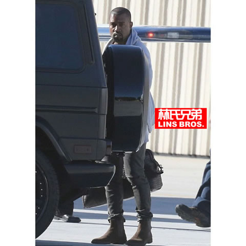 当卡戴珊没穿内衣上街乳头隐约凸起..老公Kanye West什么表情? (6张照片)