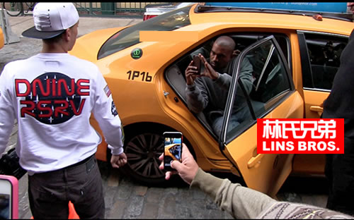 Kanye West其实除了喜欢坐豪车..还喜欢乘坐出租车..那么开心 (照片)