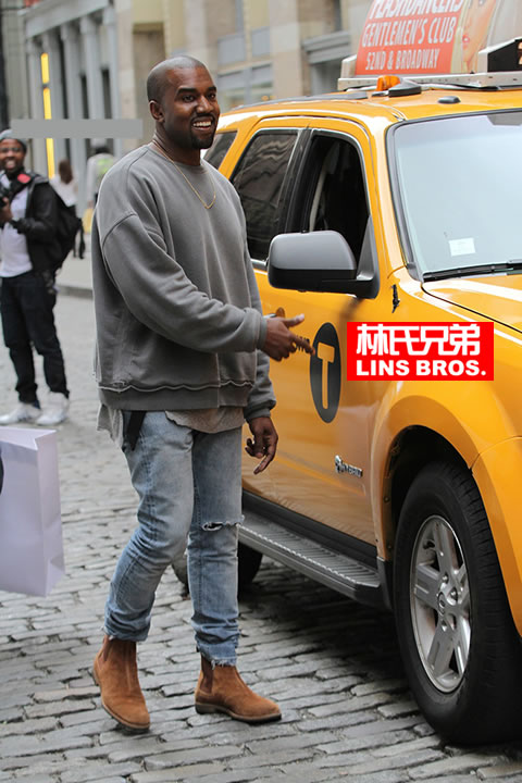 Kanye West其实除了喜欢坐豪车..还喜欢乘坐出租车..那么开心 (照片)