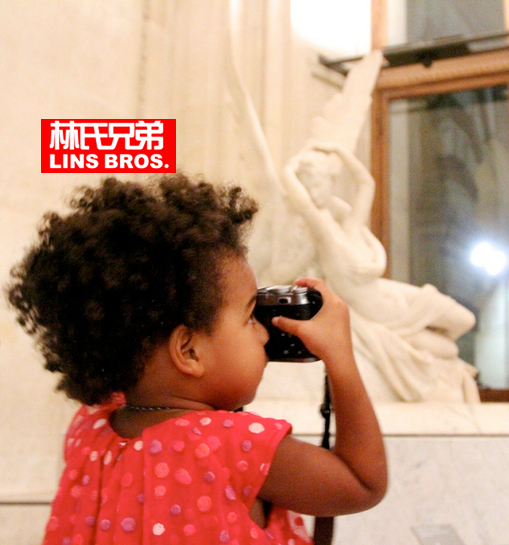 Jay Z和Beyonce女儿Blue Ivy拿着照相机拍照..有点时尚大腕儿卡尔·拉格斐的风范 (照片)