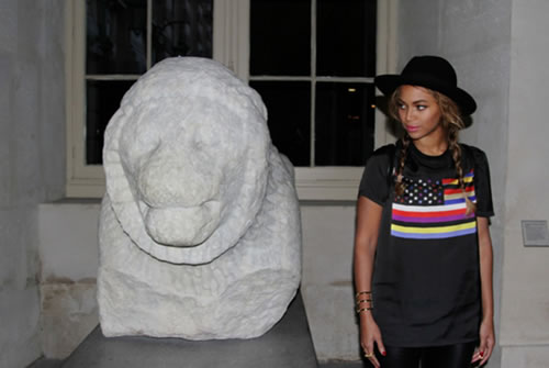 蒙娜丽莎她是谁? 又迎来两位超级巨星的拜访..Jay Z和老婆Beyonce (4张照片)