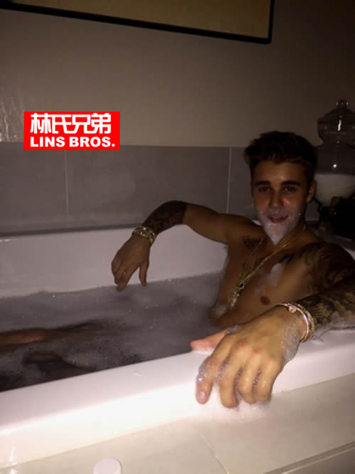 全裸Justin Bieber洗澡拍照..照出的感觉有点像黑帮电影疤面人主人公这个场景 (照片)