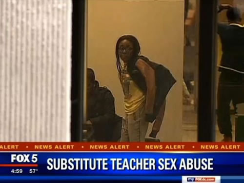 女代课老师和她的17岁学生在教室里发生性行为被捕..什么性行为? (6张照片)