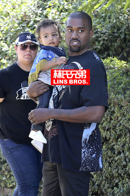 万圣节要来了! Kanye West穿的T恤图案太符合这个节日了..和卡戴珊, 女儿拜访南瓜园 (7张)
