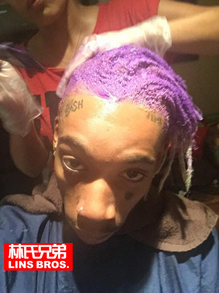 新生活! 离婚后的Wiz Khalifa有了新发型..把头发染成了紫色 (3张照片)