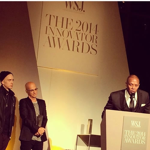 Dr. Dre获奖谁最有资格颁奖? Eminem为师父Dre送上2014华尔街日报创新者大奖并祝贺 (6张照片)