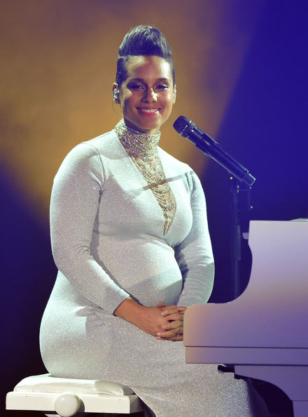 不怕伤胎气..不是一般大肚子的Alicia Keys在2014 MTV EMA欧洲音乐大奖表演We Are Here (照片+视频)