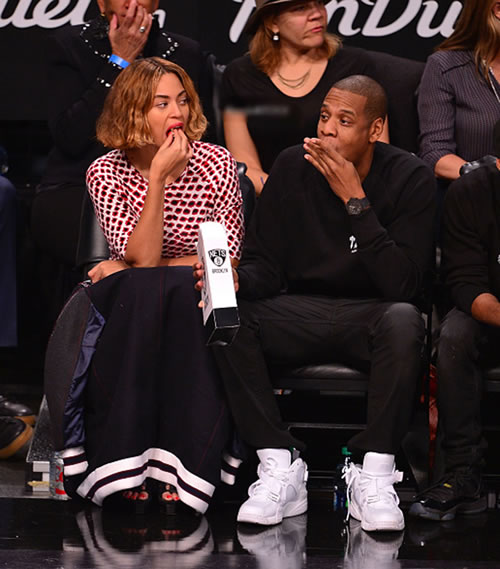 谁可以想到Beyonce和Jay Z可以继续这样甜蜜..他们边吃甜品边看布鲁克林网队比赛 (6张照片)
