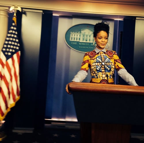 谁是美国新的总统?! Badgal Rihanna在白宫开记者会..“新总统”发表演说 (照片)