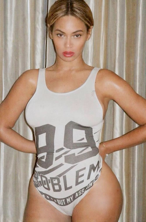Wow!! 女王Beyonce“豁出去了”..穿上“99 Problems But My Ass Ain’t One”泳装..非常挑逗性感 (照片)
