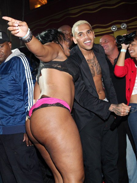 疯狂!!! 女歌迷们全部脱掉裤子全裸屁股效忠Chris Brown..这让我们打马赛克工作量瞬间暴增好几倍 (照片)